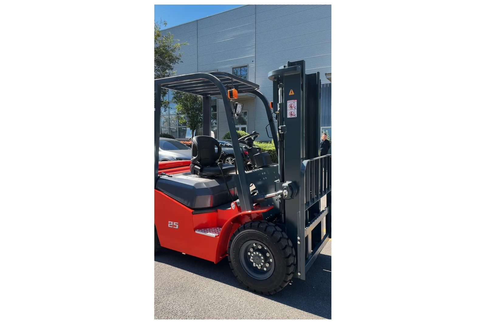 CPC(D)25 2.5 t diesel forklift — front three quarter photograph