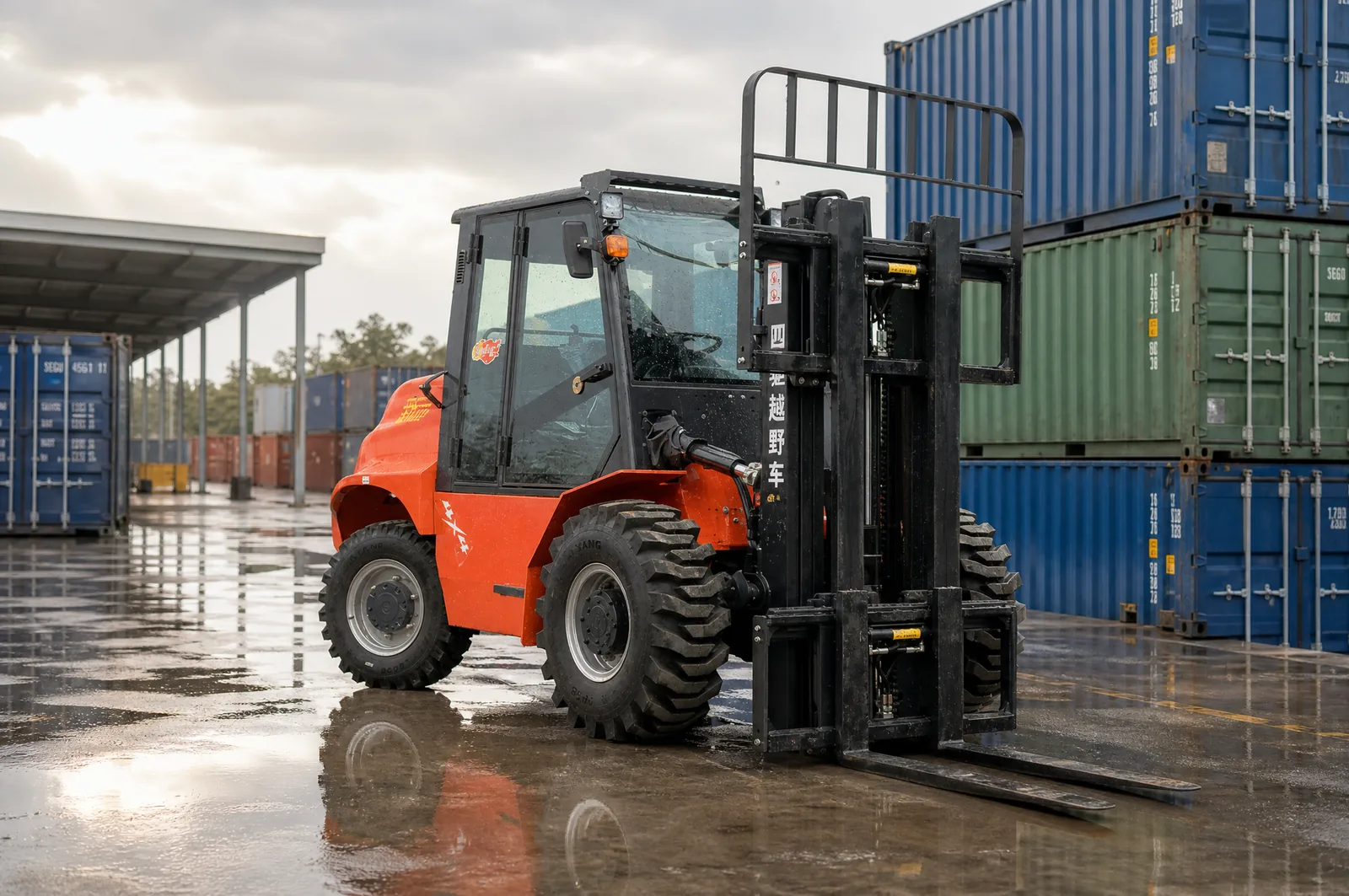MSCET-3500S 3.5 t rough terrain forklift working in wet yard